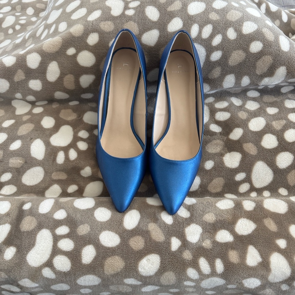 Vintage inspired elegance by Halston. Vegan leather, rubber sole. - Picture 5 of 8